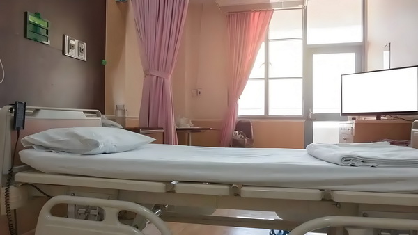 李一桐身穿古董礼服美艳动人灿笑撩人心弦